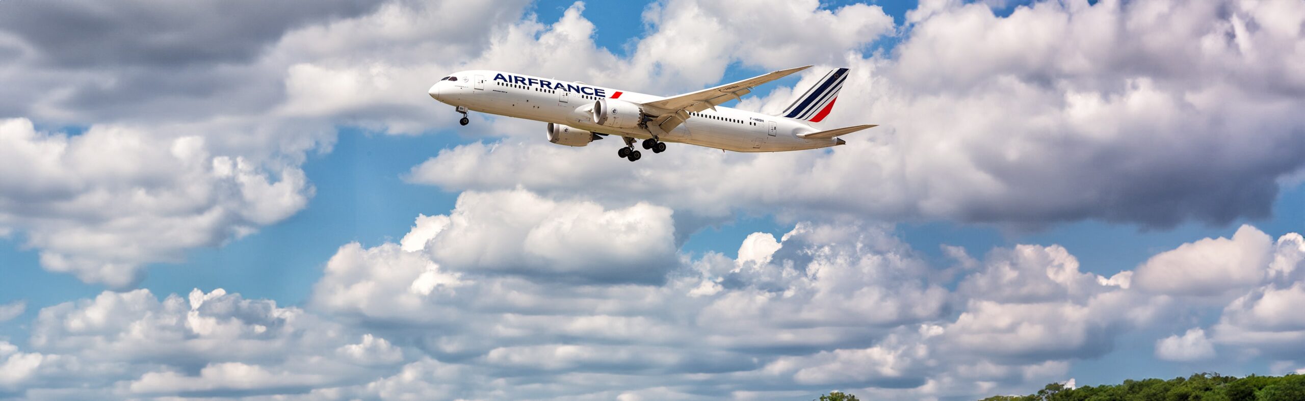 There are usually no direct commercial Flights from France to Uganda. Most travelers connect through Doha, Istanbul, Dubai, Addis Ababa, Brussels, Amsterdam, Nairobi, or Kigali.
